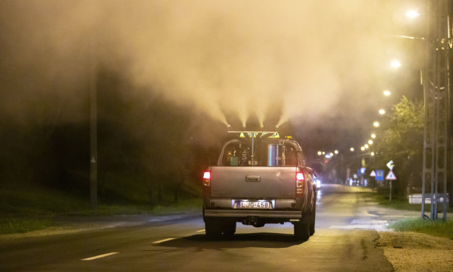 Olyan meleg van, hogy a f&ouml;ldről irtj&aacute;k a sz&uacute;nyogokat