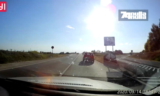 Elv&eacute;tette a lehajt&oacute;t a kaposv&aacute;ri elker&uuml;lőn a Suzukis, majd az &uacute;t k&ouml;zep&eacute;n &aacute;llt meg gondolkodni - VIDE&Oacute;