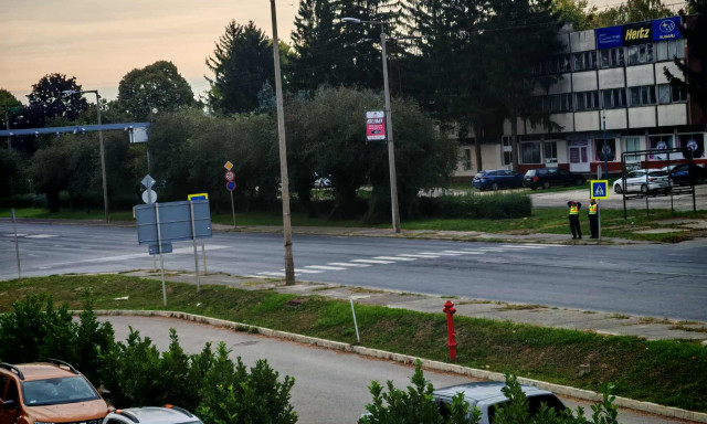 Figyeljetek, dr&oacute;nnal megsp&eacute;kelt rendőri ellenőrz&eacute;s a Domb&oacute;v&aacute;ri &uacute;ton!