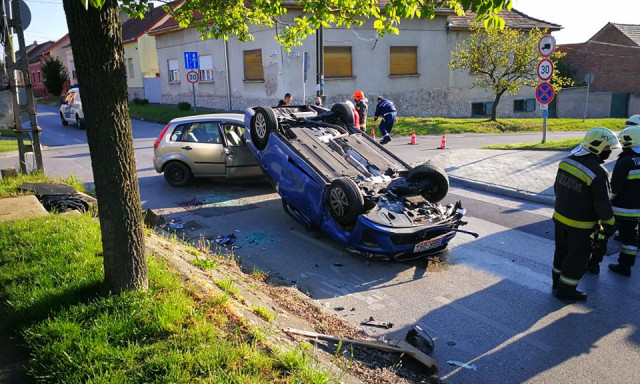 Fejre &aacute;llt egy aut&oacute; a Damjanich utc&aacute;ban