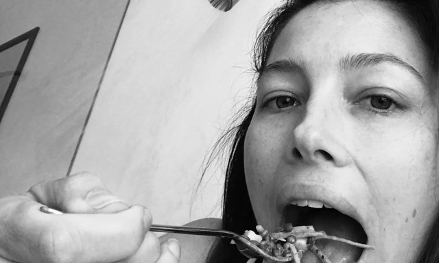 Jessica Biel lelkesen elmagyar&aacute;zta k&ouml;vetőinek, hogyan eszik &eacute;s iszik a zuhany alatt