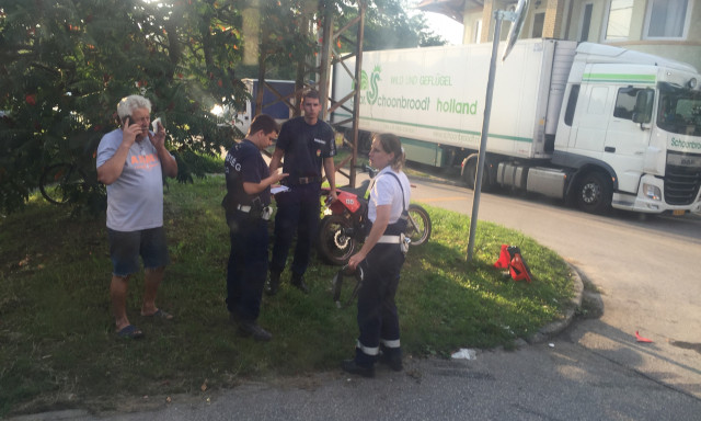 M&eacute;g az &uacute;ton hevernek a motor darabjai! Figyeljetek, ha a Cser fel&eacute; j&aacute;rtok!