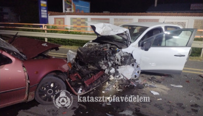 K&eacute;t aut&oacute; &uuml;tk&ouml;z&ouml;tt a Guba S&aacute;ndor utc&aacute;ban, az egyik sofőrt a tűzolt&oacute;knak kellett kiv&aacute;gni a roncsb&oacute;l