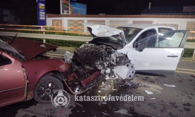 K&eacute;t aut&oacute; &uuml;tk&ouml;z&ouml;tt a Guba S&aacute;ndor utc&aacute;ban, az egyik sofőrt a tűzolt&oacute;knak kellett kiv&aacute;gni a roncsb&oacute;l