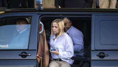 131 ezer forint &oacute;r&aacute;nk&eacute;nt, m&eacute;g alv&aacute;s k&ouml;zben is? - 4,2 milli&aacute;rd ment Orb&aacute;n Facebookj&aacute;ra