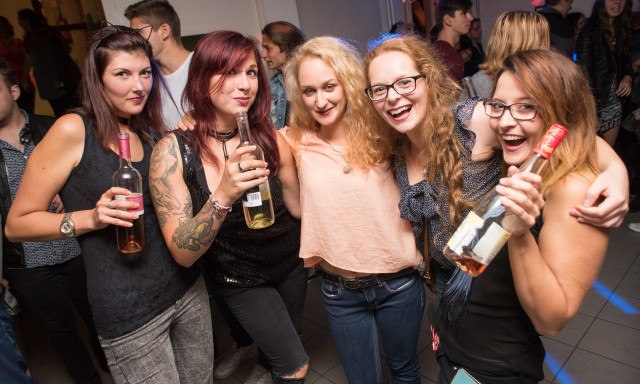 Elrajtolt a bulivonat a Művkaron - K&eacute;pgal&eacute;ria