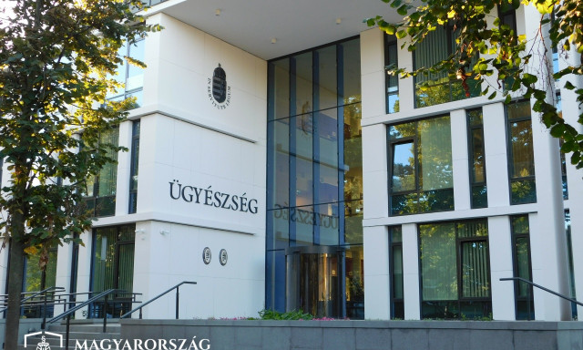 Hamis v&eacute;grendeletet k&eacute;sz&iacute;tett a feles&eacute;g, hogy &ouml;v&eacute; legyen a 30 milli&oacute;s &ouml;r&ouml;ks&eacute;g