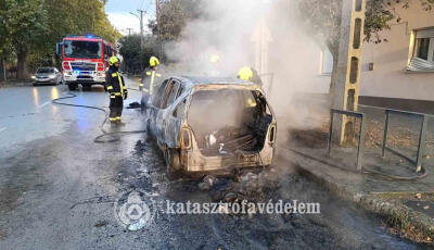 Akkora l&aacute;ngokkal &eacute;gett egy kocsi a P&eacute;csi utc&aacute;ban, hogy k&ouml;zeli &eacute;p&uuml;let redőnye is megolvadt