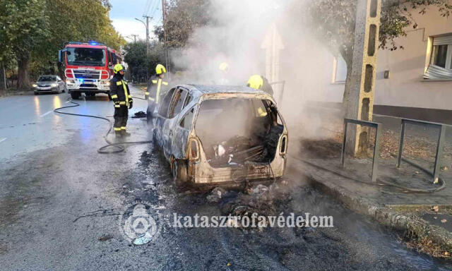 Akkora l&aacute;ngokkal &eacute;gett egy kocsi a P&eacute;csi utc&aacute;ban, hogy k&ouml;zeli &eacute;p&uuml;let redőnye is megolvadt
