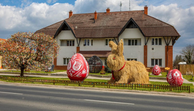 M&aacute;r csak p&aacute;r nap &eacute;s kezdődik K&eacute;thely h&uacute;sv&eacute;ti d&iacute;szbe &ouml;lt&ouml;ztet&eacute;se