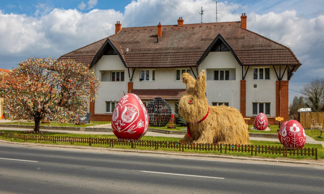 M&aacute;r csak p&aacute;r nap &eacute;s kezdődik K&eacute;thely h&uacute;sv&eacute;ti d&iacute;szbe &ouml;lt&ouml;ztet&eacute;se