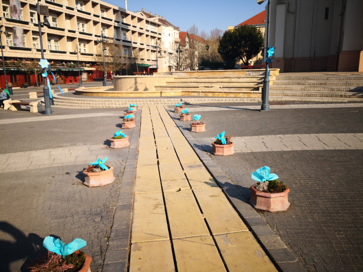 Ezért öltözött kékbe a Kossuth tér