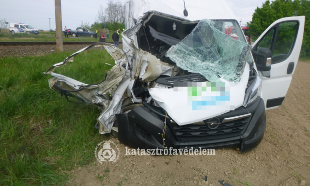 Csoda, hogy ebből ki tudott sz&aacute;llni egyben a sofőr &ndash; K&eacute;peken a tegnapi vonatbaleset