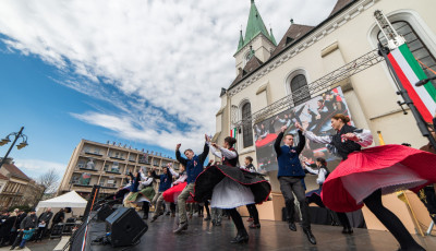 Var&aacute;zslatos k&eacute;pekkel jelentkez&uuml;nk az &uuml;nneps&eacute;gről - GAL&Eacute;RIA