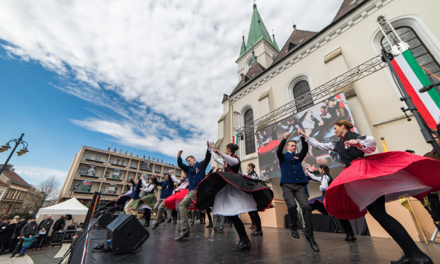 Var&aacute;zslatos k&eacute;pekkel jelentkez&uuml;nk az &uuml;nneps&eacute;gről - GAL&Eacute;RIA