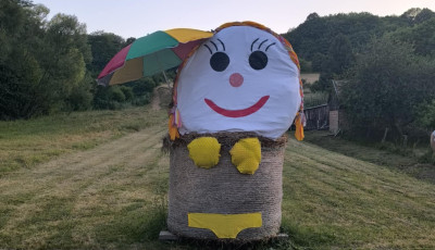 V&eacute;ge a &#039;nyuladalomnak&#039;, f&uuml;rdőruh&aacute;ban pomp&aacute;zik a t&ouml;r&ouml;cskei szalmab&aacute;la
