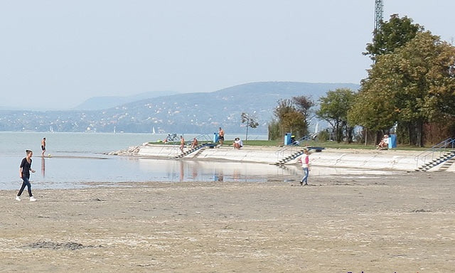 Megd&ouml;bbentő k&eacute;pek Balatonbogl&aacute;rr&oacute;l: Az &eacute;v, amikor majdnem kisz&aacute;radt a Balaton