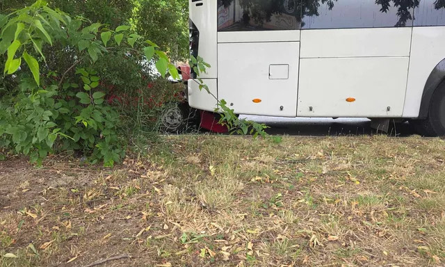 Buszba rohant egy szem&eacute;lyaut&oacute; Kaposv&aacute;ron
