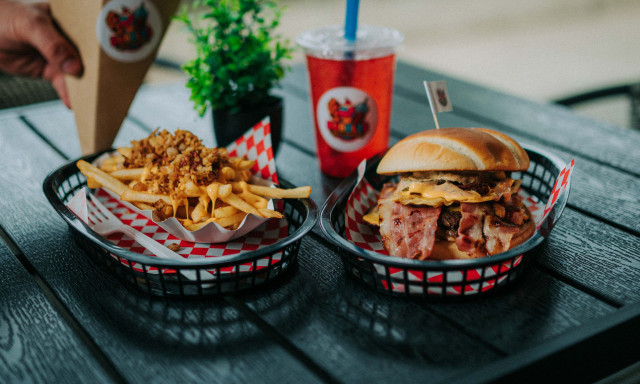 Nyerj egy burger-gofri komb&oacute;t a kaposv&aacute;ri Bubbles fagyi-&eacute;s gofri b&aacute;rba!