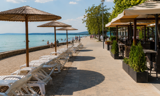 &bdquo;Mintha ellopt&aacute;k volna a nyarat&rdquo; &ndash; t&eacute;nyleg kevesebben vannak id&eacute;n a Balatonn&aacute;l?