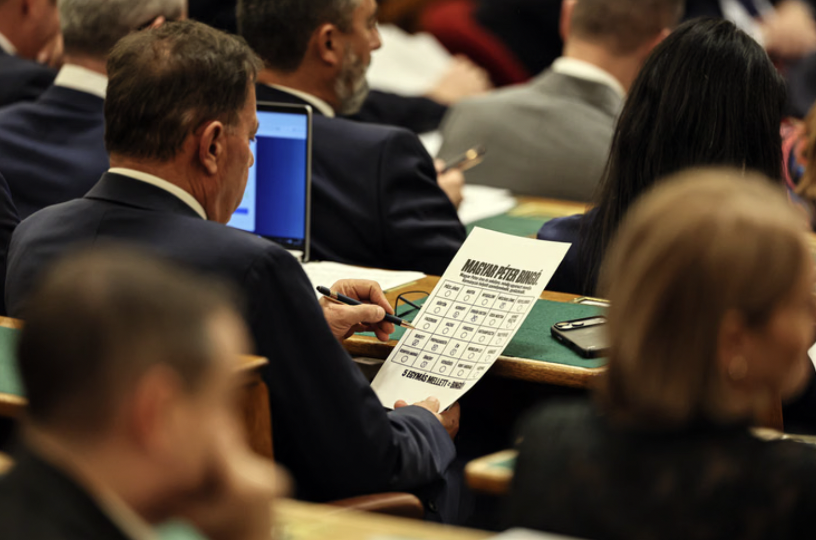 Bingóztak egyet a Fideszes politikusok a parlamentben Magyar Péter ...
