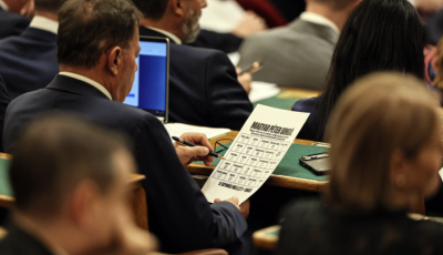 Bing&oacute;ztak egyet a Fideszes politikusok a parlamentben Magyar P&eacute;ter besz&eacute;de alatt