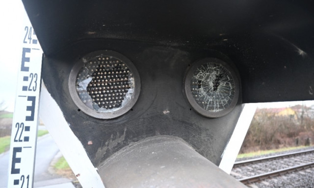 Megrong&aacute;lta a f&eacute;nysoromp&oacute;t, keresik a kaposv&aacute;ri rendőr&ouml;k