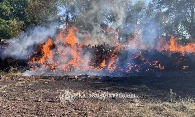 Kigyulladt egy kamion motortere az Egyenesi &uacute;ton, farak&aacute;s &eacute;s aut&oacute; &eacute;gett Barcson