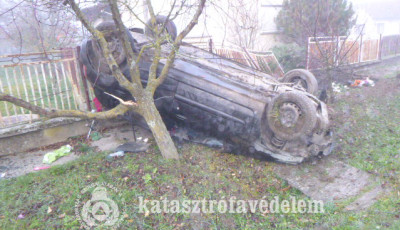 Lak&oacute;h&aacute;z ker&iacute;t&eacute;s&eacute;n landolt egy aut&oacute; Pusztakov&aacute;csiban