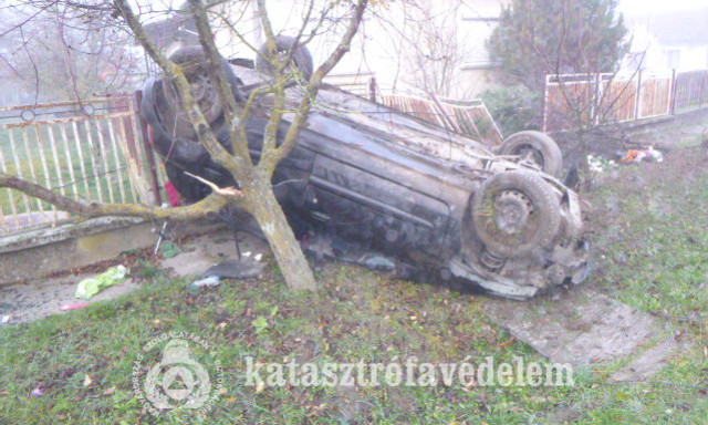 Lak&oacute;h&aacute;z ker&iacute;t&eacute;s&eacute;n landolt egy aut&oacute; Pusztakov&aacute;csiban