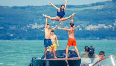 Balatonlell&eacute;n, a v&iacute;z felett n&eacute;pszerűs&iacute;tett&eacute;k a Magyar Nemzeti Cirkuszt Richter J&oacute;zsef&eacute;k