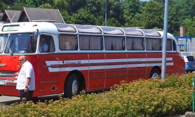Retr&oacute; buszokkal p&oacute;tolt&aacute;k a balatoni vonatokat h&eacute;tv&eacute;g&eacute;n &ndash; nem mindenki &ouml;r&uuml;lt a nosztalgi&aacute;nak