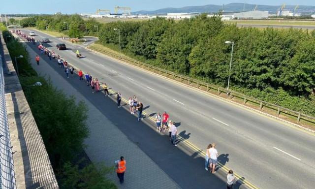 Vajon melyik &uuml;zlet előtt &aacute;llt 8 kilom&eacute;teres sor a korl&aacute;toz&aacute;sok felold&aacute;sa ut&aacute;ni első napon a britekn&eacute;l?