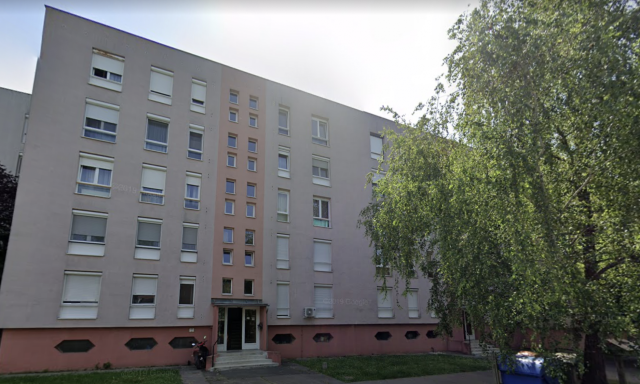 Kiugrott a negyedikről &eacute;s meghalt egy fiatal l&aacute;ny a B&uacute;zavir&aacute;g utc&aacute;ban