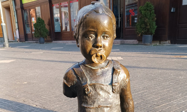 &Uacute;jra megs&eacute;r&uuml;lt a kaposv&aacute;ri &bdquo;biciklis kisl&aacute;ny&rdquo; szobor &ndash; de gyorsan előker&uuml;lt a let&ouml;rt darab