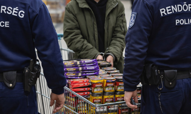 57 t&aacute;bla csokival t&aacute;vozott a 15 &eacute;ves kapos&uacute;jlaki tolvaj egy kaposv&aacute;ri boltb&oacute;l