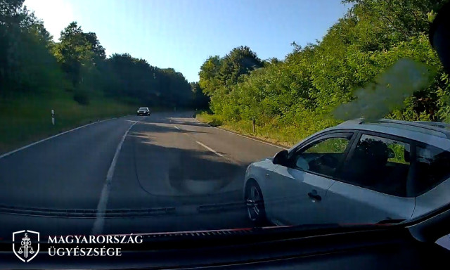 &bdquo;Meg akarta leck&eacute;ztetni&rdquo; az aut&oacute;st a 67-esen &ndash; a csal&aacute;dj&aacute;val a kocsiban v&aacute;gott be el&eacute;, majdnem front&aacute;lis &uuml;tk&ouml;z&eacute;s lett a v&eacute;ge