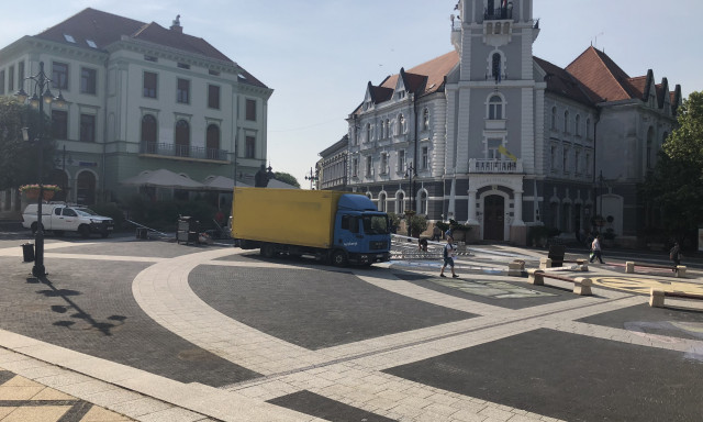 Serényen építik a színpadot a Kossuth téren - Hamarosan indul a 2018-as Rippl-Rónai Fesztivál!