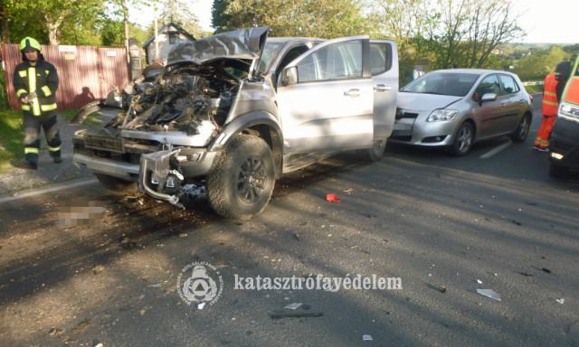 H&aacute;rmas karambol t&ouml;rt&eacute;nt a 67-es fő&uacute;ton