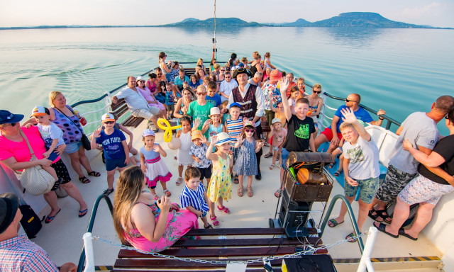 Gyereknapi haj&oacute; indul a Balatonon k&uuml;l&ouml;nleges programokkal