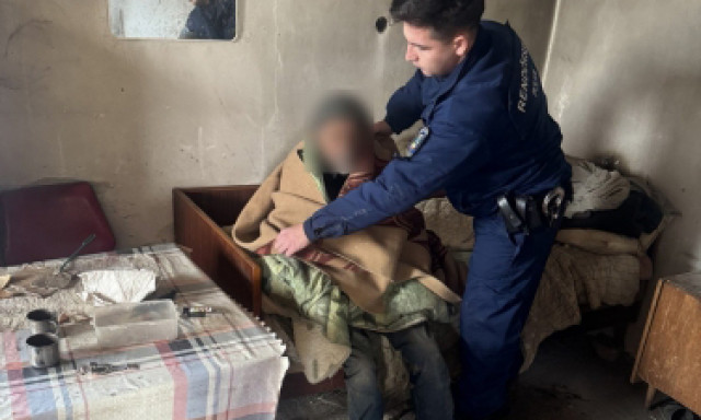 Kihűl&eacute;s sz&eacute;l&eacute;n l&eacute;vő bat&eacute;i f&eacute;rfit mentettek meg a tasz&aacute;ri rendőr&ouml;k