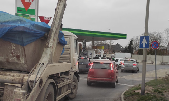 Hatalmas sorok a kutakon, p&aacute;nikolnak a kaposv&aacute;ri aut&oacute;sok