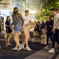 Elkergette az eső a fiatalokat a Kossuth térről - GALÉRIA