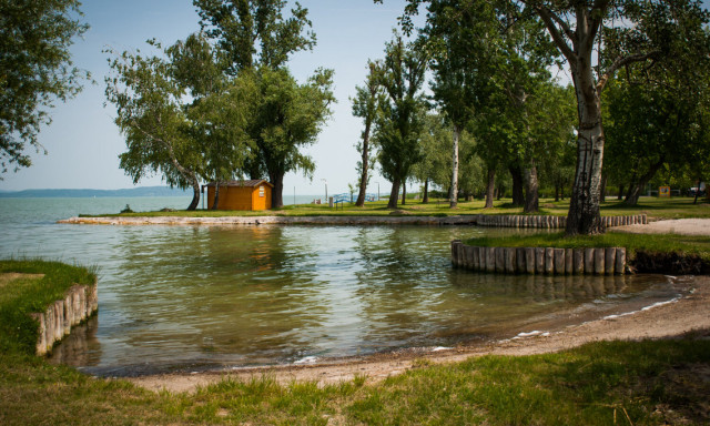 Balatonsz&aacute;rsz&oacute;n tiloss&aacute; v&aacute;lt vas&aacute;rnaponk&eacute;nt f&uuml;vet ny&iacute;rni
