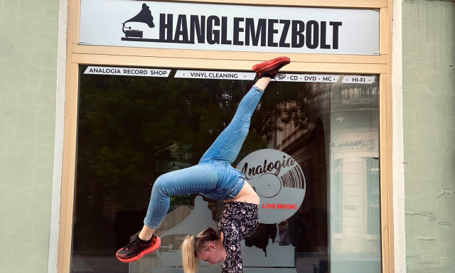 Bakelitek veszik &aacute;t a porcel&aacute;nok hely&eacute;t Kaposv&aacute;r sz&iacute;v&eacute;ben - &Uacute;j gazd&aacute;ra tal&aacute;lt a Zsolnay &uuml;zlet