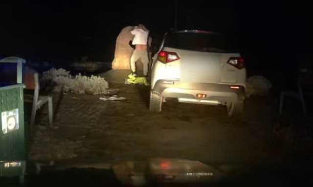 M&eacute;g a zam&aacute;rdi rendőr&ouml;ket is sokkolta a menek&uuml;lő, majd vetkőző sofőr: &bdquo;Megk&eacute;rdezem azt a kacs&aacute;t, van-e cigije!&rdquo;