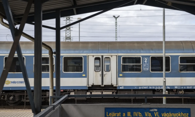 Az elm&uacute;lt 10 napban 10.000 vonat k&eacute;sett, t&ouml;bb, mint 500 el sem indult