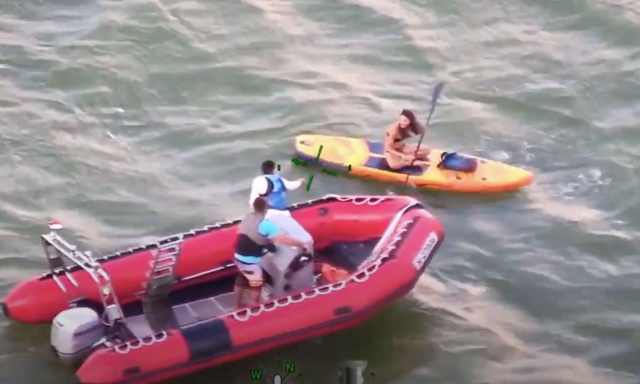 M&aacute;sf&eacute;l kilom&eacute;terre sodr&oacute;dott a partt&oacute;l egy SUP-os nő, m&eacute;g időben kimentett&eacute;k - VIDE&Oacute;