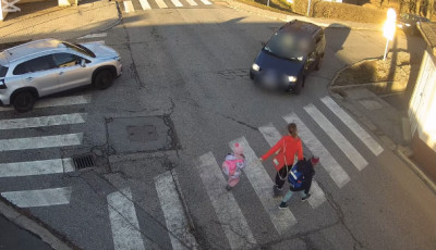 Egy anyuk&aacute;t &eacute;s k&eacute;t kisgyerek&eacute;t a zebr&aacute;n &uuml;t&ouml;tt el egy aut&oacute;s Fony&oacute;don - VIDE&Oacute;