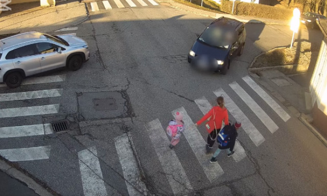 Egy anyuk&aacute;t &eacute;s k&eacute;t kisgyerek&eacute;t a zebr&aacute;n &uuml;t&ouml;tt el egy aut&oacute;s Fony&oacute;don - VIDE&Oacute;